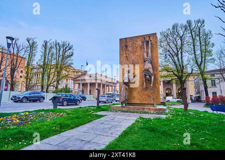 BERGAMO, ITALIA - 7 APRILE 2022: Il parco verde con monumento in bronzo al partigiano di Giacomo Manzu in Piazza Giacomo Matteotti, Bergamo, Italia Foto Stock