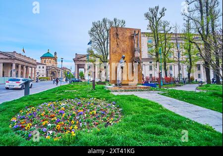 BERGAMO, ITALIA - 7 APRILE 2022: Il parco con aiuole e il Monumento al Partigiano in Piazza Giacomo Matteotti contro porta nuova, Bergamo, i Foto Stock