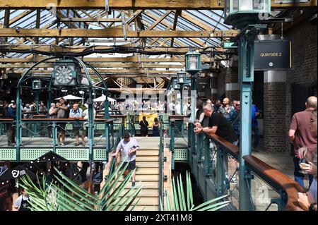 Venerdì mattina il festival della birra artigianale ha aperto al Tobacco Dock, con la coda all'esterno che arriva fino alla vista, i visitatori all'interno si godono birra, whisky e cibo. Tutta la birra era inclusa nel prezzo del biglietto. La coda all'esterno si è formata a partire dalla mattina presto. I visitatori si sono divertiti a provare oltre 800 birre di oltre 100 birrifici . Foto Stock