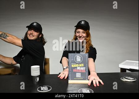 Venerdì mattina il festival della birra artigianale ha aperto al Tobacco Dock, con la coda all'esterno che arriva fino alla vista, i visitatori all'interno si godono birra, whisky e cibo. Tutta la birra era inclusa nel prezzo del biglietto. La coda all'esterno si è formata a partire dalla mattina presto. I visitatori si sono divertiti a provare oltre 800 birre di oltre 100 birrifici . Foto Stock