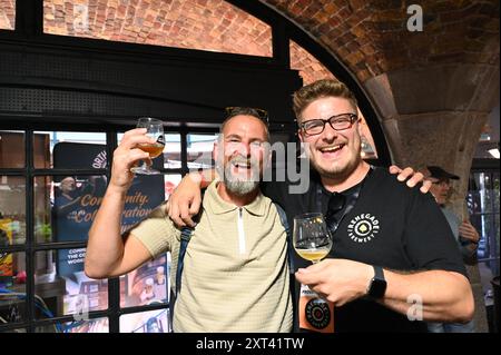 Venerdì mattina il festival della birra artigianale ha aperto al Tobacco Dock, con la coda all'esterno che arriva fino alla vista, i visitatori all'interno si godono birra, whisky e cibo. Tutta la birra era inclusa nel prezzo del biglietto. La coda all'esterno si è formata a partire dalla mattina presto. I visitatori si sono divertiti a provare oltre 800 birre di oltre 100 birrifici . Foto Stock