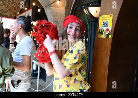 Venerdì mattina il festival della birra artigianale ha aperto al Tobacco Dock, con la coda all'esterno che arriva fino alla vista, i visitatori all'interno si godono birra, whisky e cibo. Tutta la birra era inclusa nel prezzo del biglietto. La coda all'esterno si è formata a partire dalla mattina presto. I visitatori si sono divertiti a provare oltre 800 birre di oltre 100 birrifici . Foto Stock