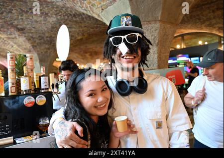 Venerdì mattina il festival della birra artigianale ha aperto al Tobacco Dock, con la coda all'esterno che arriva fino alla vista, i visitatori all'interno si godono birra, whisky e cibo. Tutta la birra era inclusa nel prezzo del biglietto. La coda all'esterno si è formata a partire dalla mattina presto. I visitatori si sono divertiti a provare oltre 800 birre di oltre 100 birrifici . Foto Stock