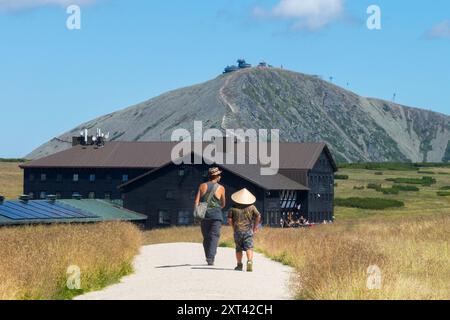 Uomo e bambino lungo il percorso per l'edificio Lucni Bouda Scene Scene Scenografia Vista paesaggio, Snezka Repubblica Ceca Parco Nazionale Krkonose a luglio giorno di sole Foto Stock