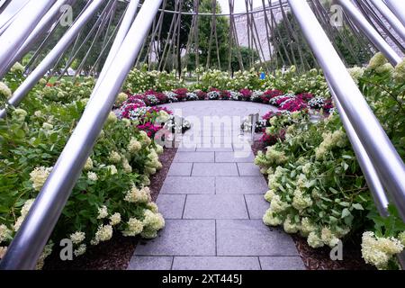 Fiori ornamentali disposti alla base del Rise, una statua in Kensico Dam Plaza in onore delle persone di Westchester uccise l'11 settembre. Nel Valhalla. Foto Stock