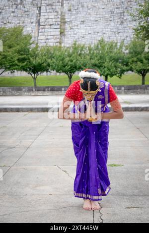 Ballerina della Natya Anubhava Dance Academy a Kensico Dam Plaza prima della sua esibizione all'Heritage of India Festival a Valhalla Westchester Foto Stock