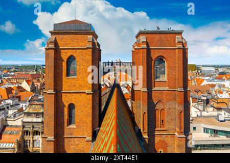 Veduta aerea della Chiesa di Santa Maria Maddalena con il Ponte dei Penitenti. Breslavia, Polonia Foto Stock