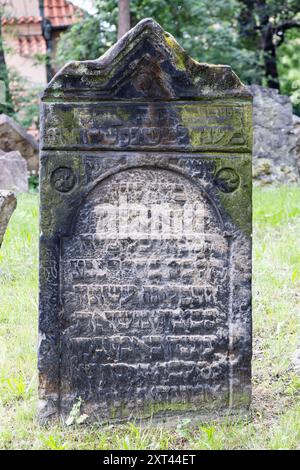 Praga, Repubblica Ceca - 27 maggio 2024: Dettaglio di pietra nel vecchio cimitero ebraico, un cimitero a Praga, Repubblica Ceca, uno dei più grandi dei suoi parenti Foto Stock