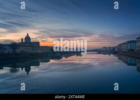 Paesaggio urbano di Firenze dopo il tramonto. Vista sul Lungarno, sul fiume arno e sulla chiesa di San Frediano in cestello. Regione Toscana, Italia Foto Stock