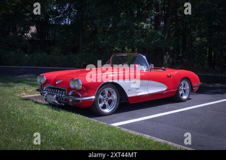 Una cabriolet Corvette Sting Ray rossa restaurata del 1958 parcheggiata, rossa e bianca in un lotto a New City, Clarkstown, Rockland County, New York Foto Stock