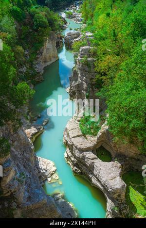 Canyon della Marmitte dei Giganti, fiume Metauro e gola. Fossombrone, provincia di Urbino e Pesaro, regione Marche, Italia, Europa. Foto Stock