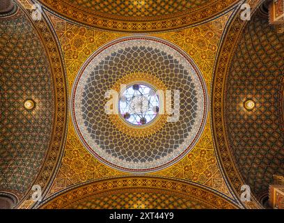 Praga, Repubblica Ceca - 27 maggio 2024: Soffitto e cupola della sinagoga spagnola, la sinagoga più recente nella città ebraica di Praga, Repubblica Ceca Foto Stock