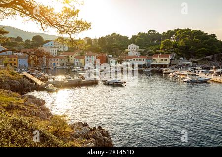Vecchio porto di veli Losinj sul mare Adriatico in Croazia alla luce della sera Foto Stock