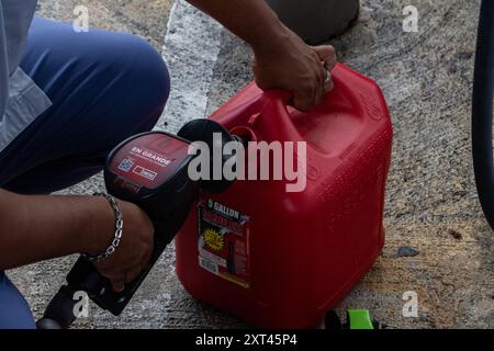 Caguas, Stati Uniti. 13 agosto 2024. I portoricani riempiono le loro auto e le bombole di benzina extra per prepararsi alla tempesta tropicale Ernesto a Caguas, Porto Rico, il 13 agosto 2024. Tropical Storm Ernesto è pronto a colpire l'arcipelago tra martedì sera e mercoledì mattina. Crediti: SIPA USA/Alamy Live News Foto Stock