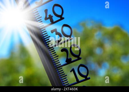 13 agosto 2024: Termometro in estate con sole. Immagine simbolica di un'onda di calore e temperature estreme. FOTOMONTAGGIO *** termometro im Sommer bei Sonnenschein. Symbolbild Hitzewelle ed Extreme Temperaturen. FOTOMONTAGE Foto Stock