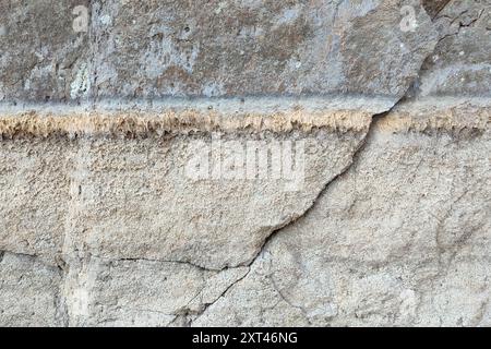 Sfondo granito grigio. Struttura a terra. Consistenza di pietra sulla riva del fiume. Linea di separazione dell'acqua visibile. Foto Stock