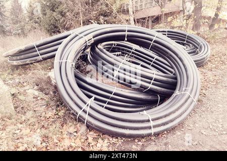 Tubo preisolato. Un rotolo di tubo del gas in plastica si trova in un cantiere edile. Tubi dell'acqua calda pre-isolati. Foto Stock