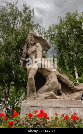 Russia, Volgograd - 01 giugno 2024: La scultura del portabandiera su Mamayev Kurgan in onore degli eroi della Battaglia di Stalingrado. Thunderc Foto Stock