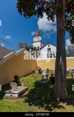 Vista sulla strada nella città vecchia di Calheta sull'isola di Madeira, Portogallo Foto Stock