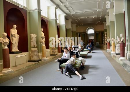 LA GALLERIA DI SCULTURE GRECHE E ROMANE nel Museo Ashmolean di Arte e Archeologia con un gruppo di entrambi i visitatori asiatici Foto Stock