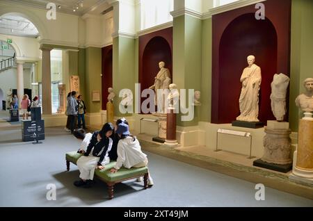 LA GALLERIA DI SCULTURE GRECHE E ROMANE nel Museo Ashmolean di Arte e Archeologia con un gruppo di entrambi i visitatori asiatici Foto Stock