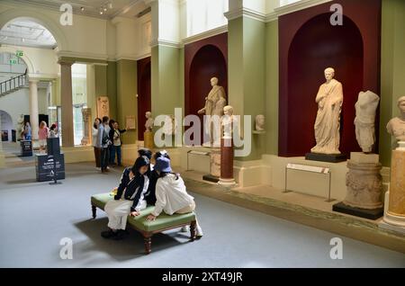 LA GALLERIA DI SCULTURE GRECHE E ROMANE nel Museo Ashmolean di Arte e Archeologia con un gruppo di entrambi i visitatori asiatici Foto Stock