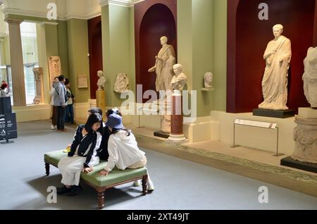 LA GALLERIA DI SCULTURE GRECHE E ROMANE nel Museo Ashmolean di Arte e Archeologia con un gruppo di entrambi i visitatori asiatici Foto Stock