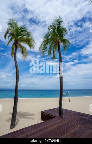 Il lato paradisiaco di Haiti: Cieli blu, sabbia bianca incontaminata e acque calde cristalline rivelano la vera bellezza dell'isola Foto Stock