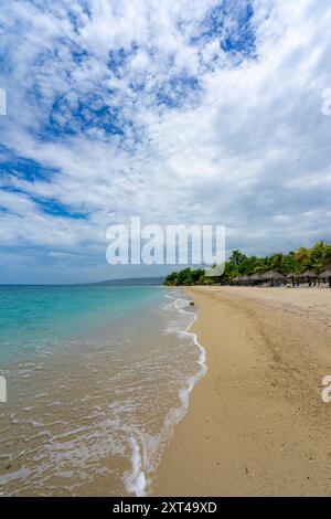 Il lato paradisiaco di Haiti: Cieli blu, sabbia bianca incontaminata e acque calde cristalline rivelano la vera bellezza dell'isola Foto Stock