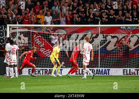 ENSCHEDE - Sem Steijn del FC Twente segna il 3-3 durante la partita preliminare di UEFA Champions League tra FC Twente e FC Salzburg allo Stadion De Grolsch veste il 13 agosto 2024 a Enschede, Paesi Bassi. ANP VINCENT JANNINK Foto Stock