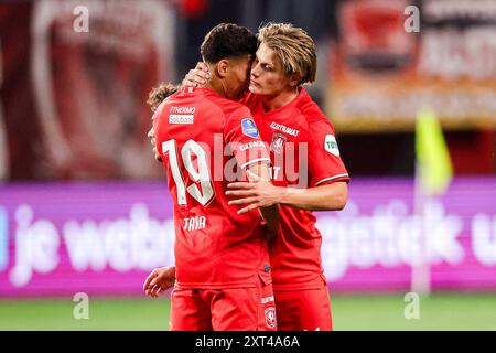 Enschede, Paesi Bassi. 13 agosto 2024. ENSCHEDE, PAESI BASSI - 13 AGOSTO: SEM Steijn del FC Twente festeggia dopo aver segnato il terzo gol della sua squadra, Younes Taha del FC Twente durante il terzo turno di qualificazione della UEFA Champions League 2st Leg match tra FC Twente e Red Bull Salzburg a De Grolsch Veste il 13 agosto 2024 a Enschede, Paesi Bassi. (Foto di Broer van den Boom/Orange Pictures) credito: Orange Pics BV/Alamy Live News Foto Stock