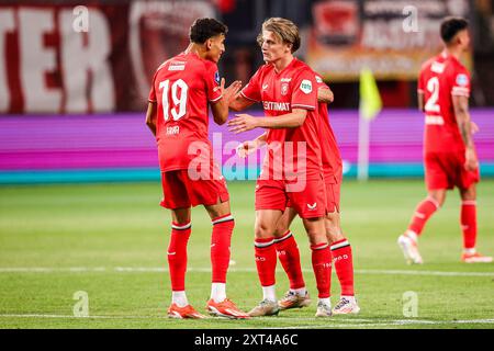 Enschede, Paesi Bassi. 13 agosto 2024. ENSCHEDE, PAESI BASSI - 13 AGOSTO: SEM Steijn del FC Twente festeggia dopo aver segnato il terzo gol della sua squadra, Younes Taha del FC Twente durante il terzo turno di qualificazione della UEFA Champions League 2st Leg match tra FC Twente e Red Bull Salzburg a De Grolsch Veste il 13 agosto 2024 a Enschede, Paesi Bassi. (Foto di Broer van den Boom/Orange Pictures) credito: Orange Pics BV/Alamy Live News Foto Stock