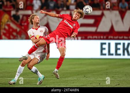 ENSCHEDE - (l-r) Maurits Kjaergaard del Salzburg, Sem Steijn del Twente durante il turno preliminare di UEFA Champions League tra FC Twente e FC Salzburg allo Stadion De Grolsch veste il 13 agosto 2024 a Enschede, Paesi Bassi. ANP VINCENT JANNINK Foto Stock