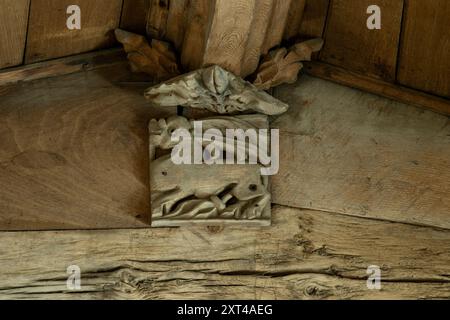 Intaglio in legno di un cervo nel tetto della chiesa di Santa Maria Vergine, Pillerton Hersey, Warwickshire, Inghilterra, Regno Unito Foto Stock