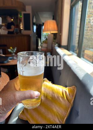 Una pinta di birra più grande e un pomeriggio tranquillo in un bar soleggiato di The Rose, Deal, Kent Foto Stock