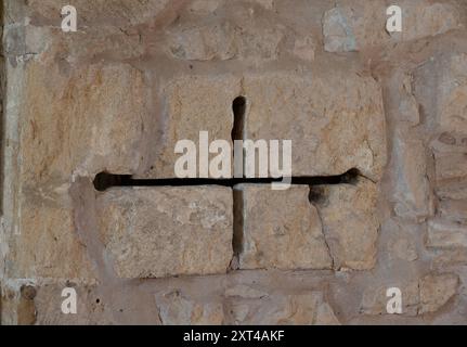 Uno squint o un agioscopio nella chiesa di St. Mary, Halford, Warwickshire, Inghilterra, Regno Unito Foto Stock