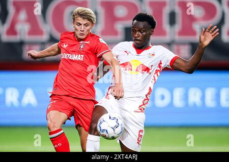 Enschede, Paesi Bassi. 13 agosto 2024. ENSCHEDE, PAESI BASSI - 13 AGOSTO: SEM Steijn del FC Twente combatte per il possesso con Samson Baidoo del Red Bull Salisburgo durante il terzo turno di qualificazione della UEFA Champions League 2a tappa tra FC Twente e Red Bull Salzburg a De Grolsch veste il 13 agosto 2024 a Enschede, Paesi Bassi. (Foto di Broer van den Boom/Orange Pictures) credito: Orange Pics BV/Alamy Live News Foto Stock