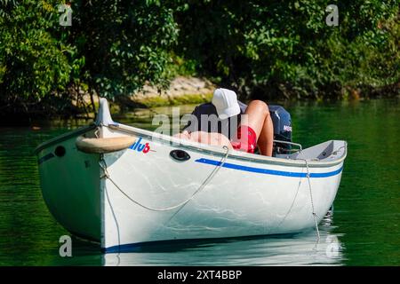 Fiume Mincio, Peschiera del Garda. 13 agosto 2024. Le condizioni delle ondate di calore persistettero in gran parte dell'Europa oggi, compreso il Lago di Garda e i dintorni dell'Italia settentrionale. Le temperature diurne dovrebbero raggiungere oggi i 37 gradi Celsius all'ombra. Gente che cerca di stare al fresco a Peschiera del Garda, sul lato sud del Lago di Garda, nel nord Italia. Crediti: james jagger/Alamy Live News Foto Stock