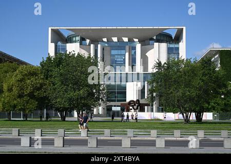 Berlino, Germania - 3 agosto 2024: Persone vicino al complesso della Cancelleria Federale. La Cancelleria federale (Bundeskanzleramt) di Berlino è la se ufficiale Foto Stock