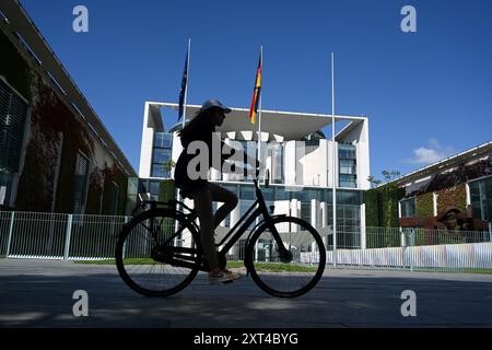 Berlino, Germania - 3 agosto 2024: Persone vicino al complesso della Cancelleria Federale. La Cancelleria federale (Bundeskanzleramt) di Berlino è la se ufficiale Foto Stock