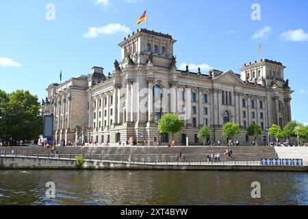 Berlino, Germania - 3 agosto 2024: I vicini al Bundestag tedesco (edificio del Reichstag) è il parlamento nazionale della Repubblica federale di Germania. Foto Stock