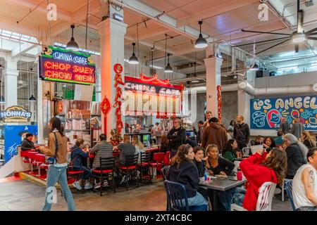 Los Angeles, CALIFORNIA, USA-24 maggio 2024: Il Grand Central Market, noto anche come District Market nel centro di LOS ANGELES, è una vivace sala gastronomica con ristoranti locali e. Foto Stock