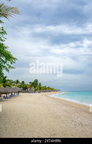 Il lato paradisiaco di Haiti: Cieli blu, sabbia bianca incontaminata e acque calde cristalline rivelano la vera bellezza dell'isola Foto Stock