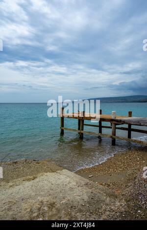 Il lato paradisiaco di Haiti: Cieli blu, sabbia bianca incontaminata e acque calde cristalline rivelano la vera bellezza dell'isola Foto Stock