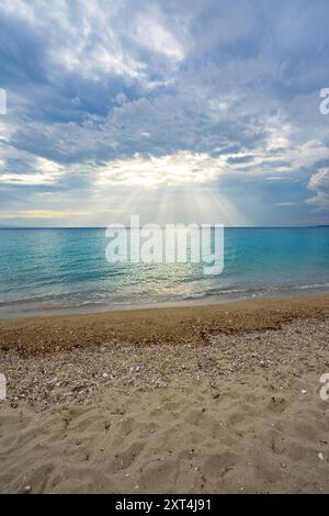 Il lato paradisiaco di Haiti: Cieli blu, sabbia bianca incontaminata e acque calde cristalline rivelano la vera bellezza dell'isola Foto Stock