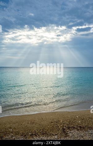 Il lato paradisiaco di Haiti: Cieli blu, sabbia bianca incontaminata e acque calde cristalline rivelano la vera bellezza dell'isola Foto Stock