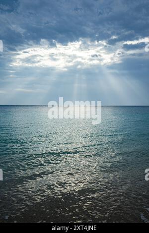 Il lato paradisiaco di Haiti: Cieli blu, sabbia bianca incontaminata e acque calde cristalline rivelano la vera bellezza dell'isola Foto Stock