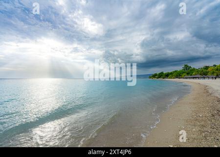 Il lato paradisiaco di Haiti: Cieli blu, sabbia bianca incontaminata e acque calde cristalline rivelano la vera bellezza dell'isola Foto Stock