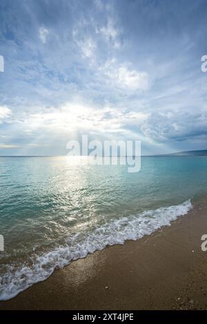 Il lato paradisiaco di Haiti: Cieli blu, sabbia bianca incontaminata e acque calde cristalline rivelano la vera bellezza dell'isola Foto Stock