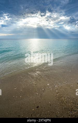 Il lato paradisiaco di Haiti: Cieli blu, sabbia bianca incontaminata e acque calde cristalline rivelano la vera bellezza dell'isola Foto Stock